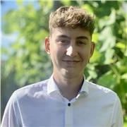 Englisch Student, der Schülerinnen und Schüler in allen Altersgruppen unterrichtet